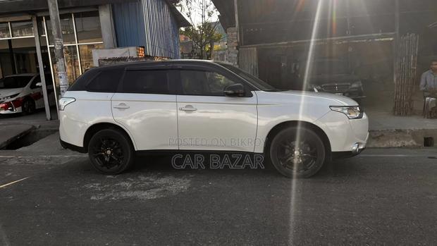 Mitsubishi Outlander SE (2WD) 2013 White