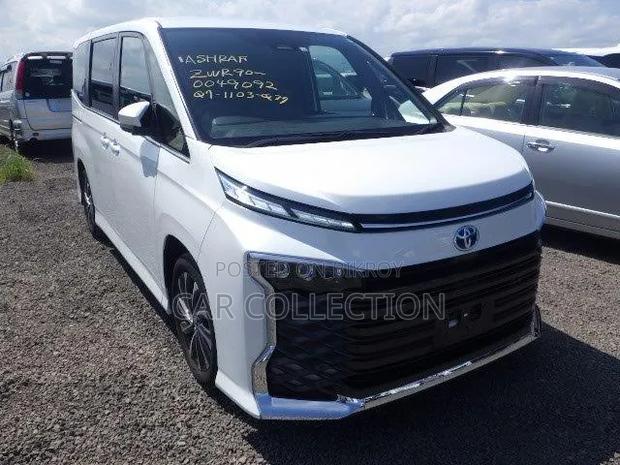 Toyota Voxy 2023 Pearl