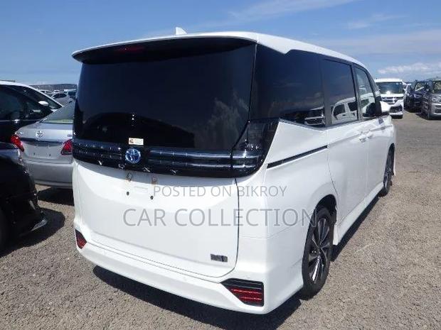 Toyota Voxy 2023 Pearl