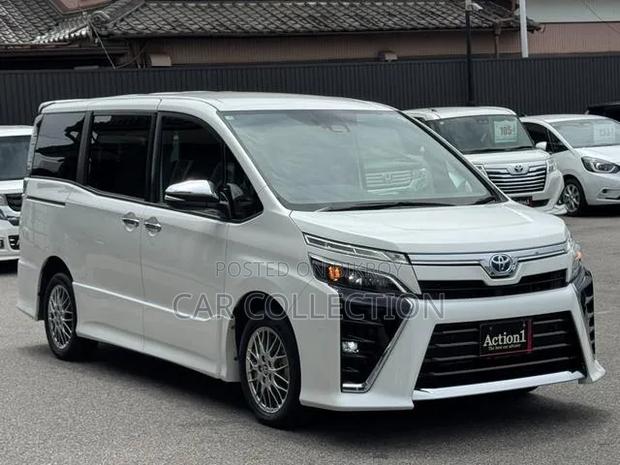 Toyota Voxy 2021 Pearl