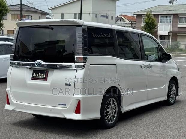 Toyota Voxy 2021 Pearl