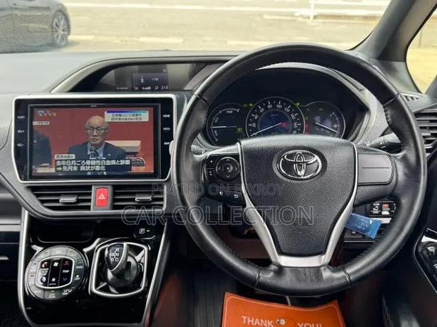 Toyota Voxy 2021 Pearl