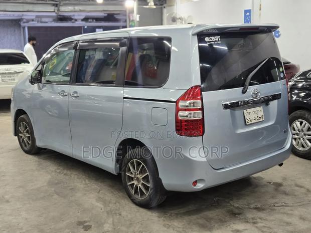 Toyota Noah 2012 Blue
