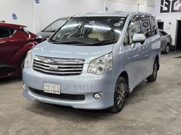 Toyota Noah 2012 Blue