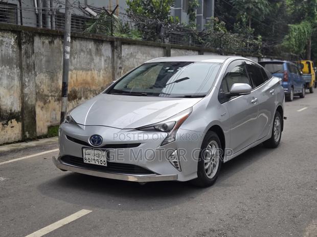 Toyota Prius 4dr Hatchback (1.8L 4cyl Gas/Electric Hybrid CVT) 2016