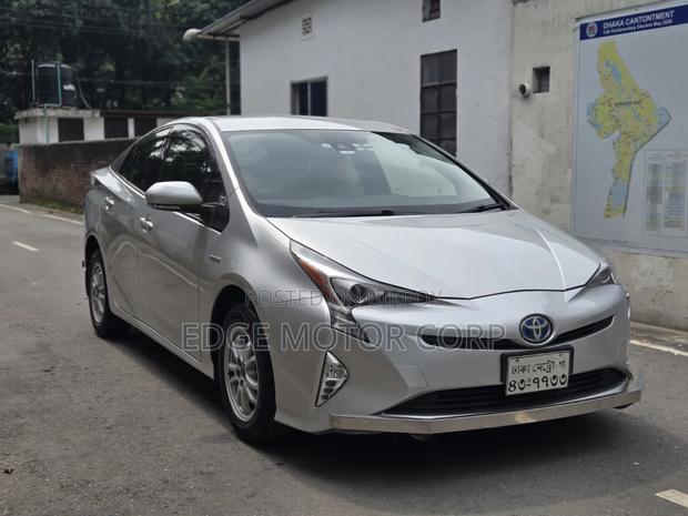 Toyota Prius 4dr Hatchback (1.8L 4cyl Gas/Electric Hybrid CVT) 2016