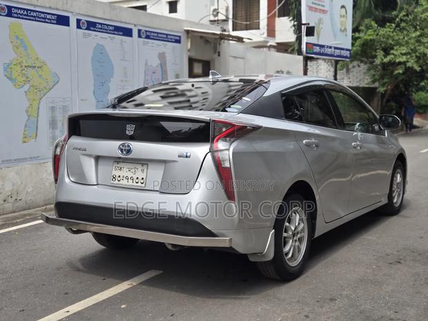 Toyota Prius 4dr Hatchback (1.8L 4cyl Gas/Electric Hybrid CVT) 2016
