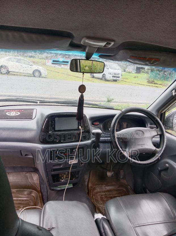 Toyota Noah 2.0 AWD (8 Seater) 2003 White
