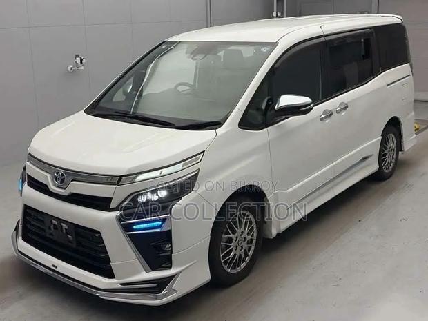 Toyota Voxy 2021 Pearl