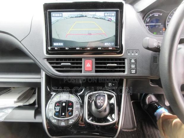Toyota Voxy 2021 Pearl