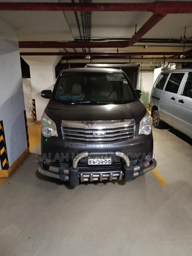Toyota Noah 2.0 143hp AWD (8 Seater) 2011 Gray
