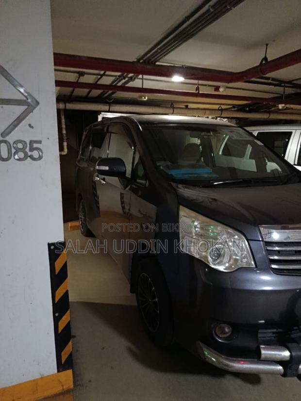 Toyota Noah 2.0 143hp AWD (8 Seater) 2011 Gray