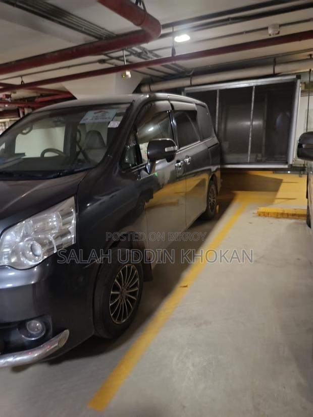 Toyota Noah 2.0 143hp AWD (8 Seater) 2011 Gray