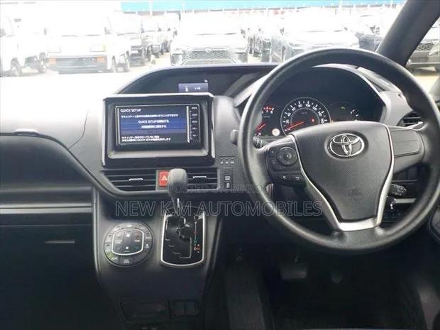 Toyota Noah 2021 Silver