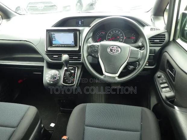 Toyota Noah 2021 Pearl