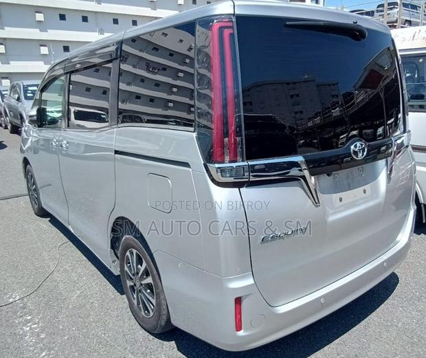 Toyota Esquire 2.0 FWD (8 seater) 2021 Silver