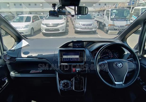 Toyota Esquire 2.0 FWD (8 seater) 2021 Silver