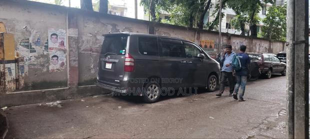Toyota Noah 2.0 143hp AWD (7 Seater) 2012 Gray