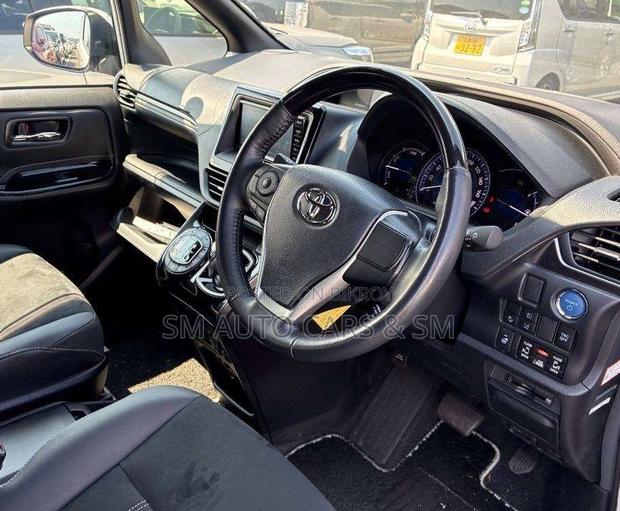 Toyota Esquire 1.8 FWD Hybrid (7 seater) 2021 White