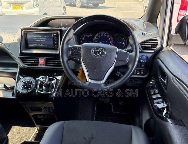 Toyota Esquire 1.8 FWD Hybrid (7 seater) 2021 White