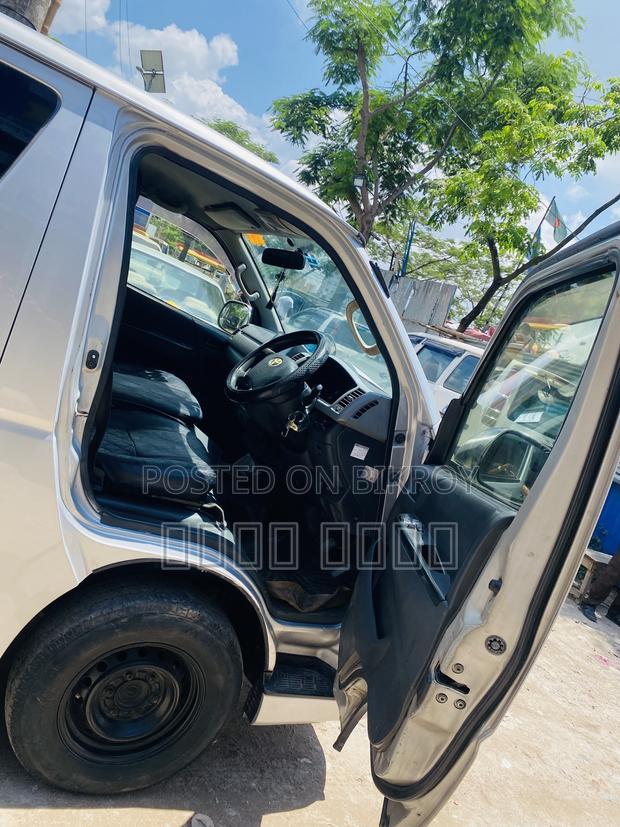 Toyota Grand HiAce 2000 Silver