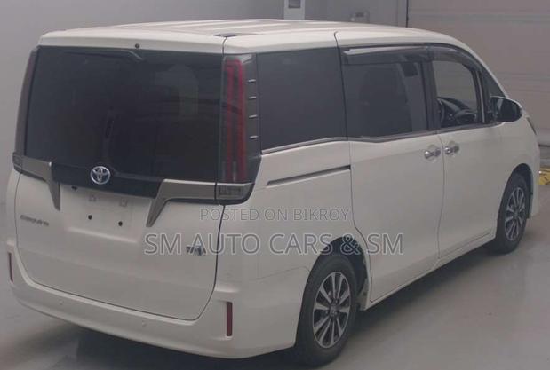 Toyota Esquire 1.8 FWD Hybrid (7 seater) 2021 White