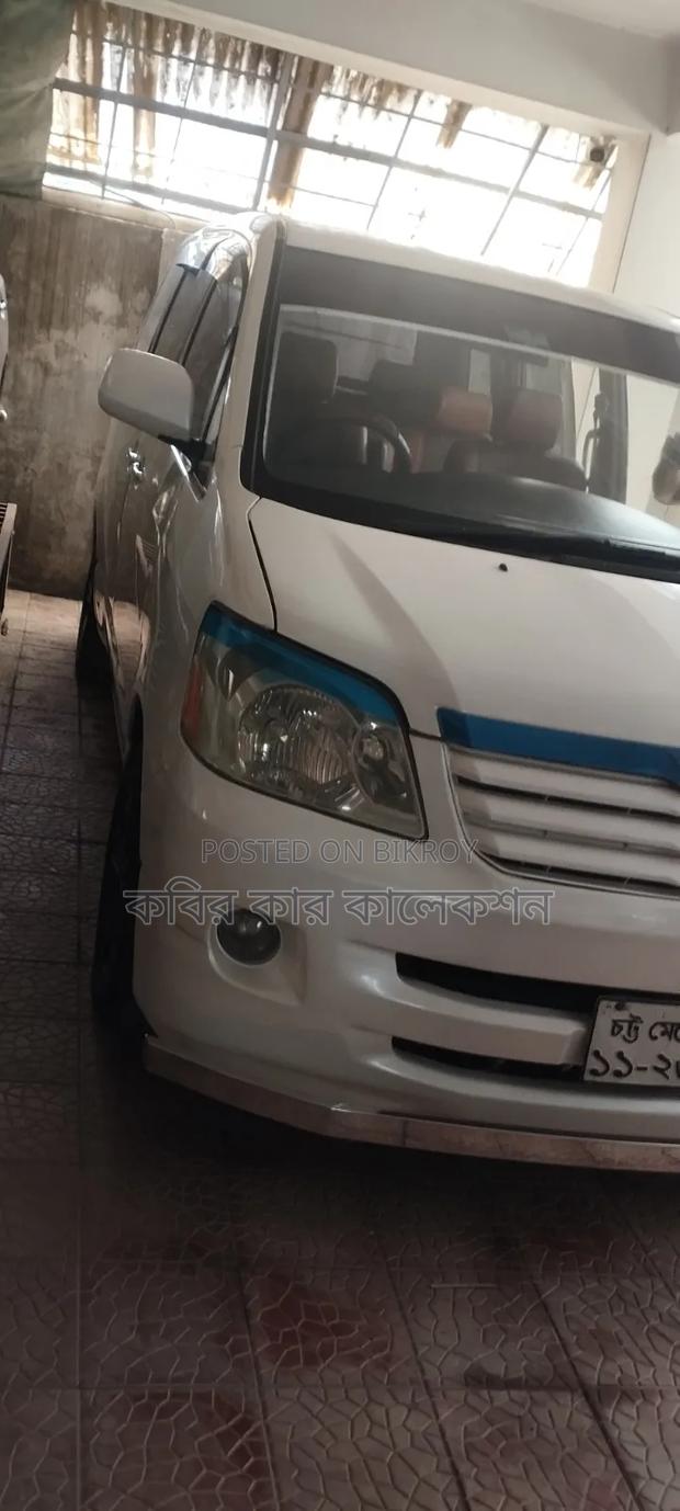 Toyota Noah 2004 White
