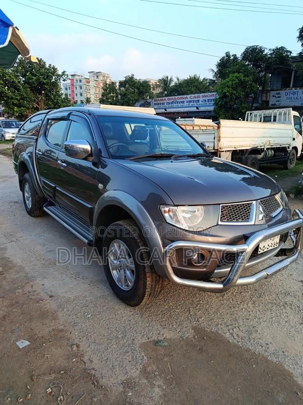 Mitsubishi L200 2011 Gray