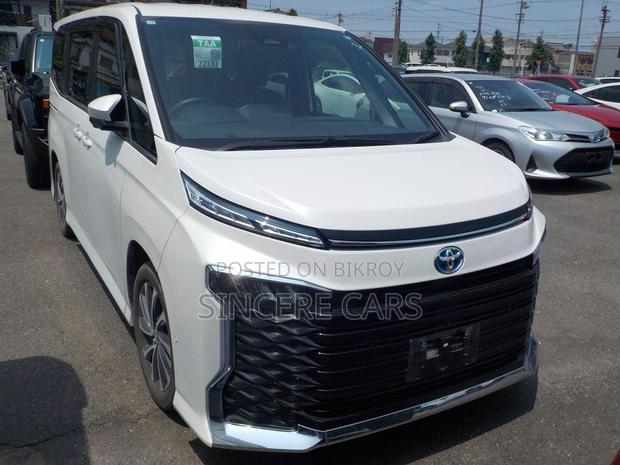 Toyota Voxy 2023 Pearl