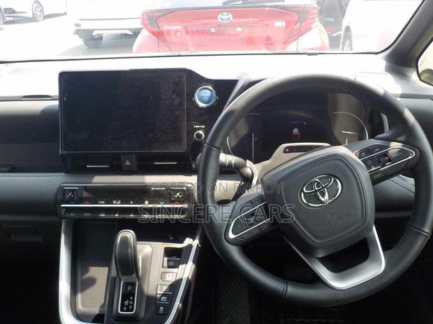 Toyota Voxy 2023 Pearl
