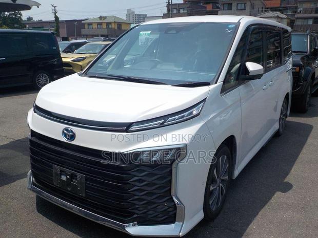 Toyota Voxy 2023 Pearl