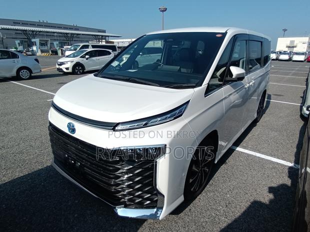 Toyota Voxy Hybrid S-Z 2WD 7-Seater 2022 Pearl