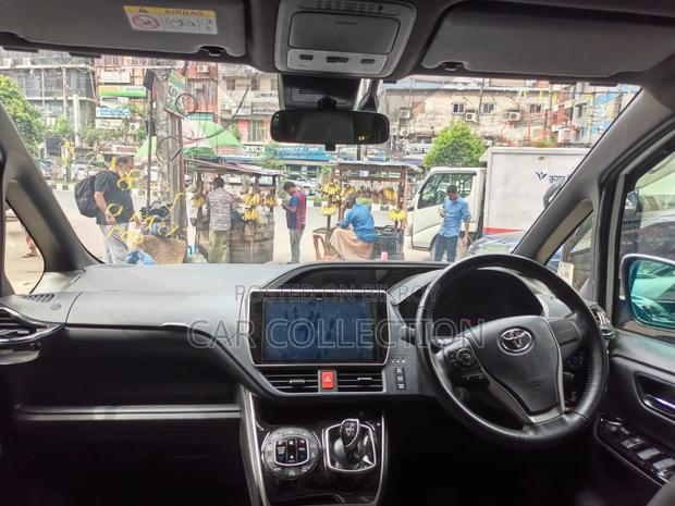 Toyota Voxy 2021 Pearl
