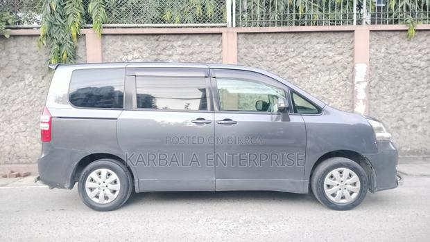 Toyota Noah 2.0 143hp FWD (8 Seater) 2012 Gray