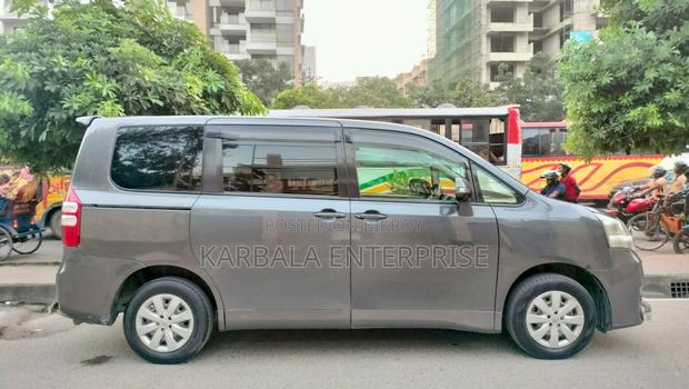 Toyota Noah 2.0 143hp FWD (8 Seater) 2012 Gray