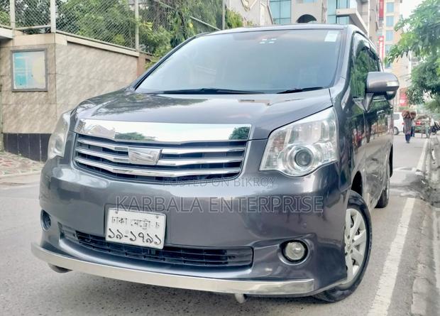 Toyota Noah 2.0 143hp FWD (8 Seater) 2012 Gray