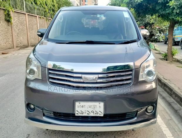 Toyota Noah 2.0 143hp FWD (8 Seater) 2012 Gray