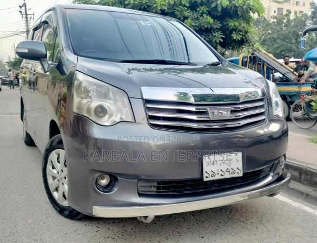 Toyota Noah 2.0 143hp FWD (8 Seater) 2012 Gray
