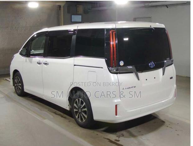 Toyota Esquire 1.8 FWD Hybrid (7 seater) 2021 Pearl