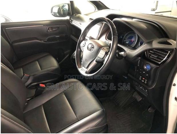 Toyota Esquire 1.8 FWD Hybrid (7 seater) 2021 Pearl