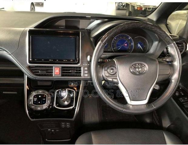 Toyota Esquire 1.8 FWD Hybrid (7 seater) 2021 Pearl