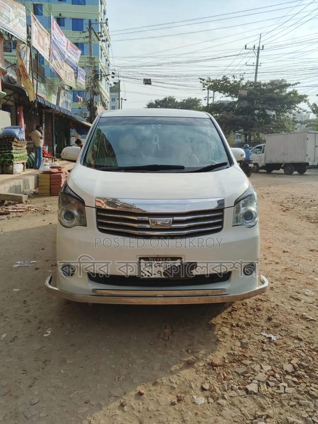 Toyota Noah 2011 White