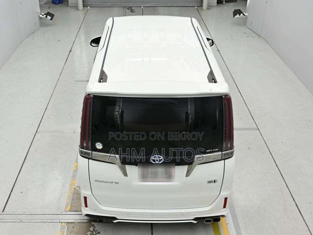 Toyota Esquire 1.8 FWD Hybrid (7 seater) 2021 Pearl