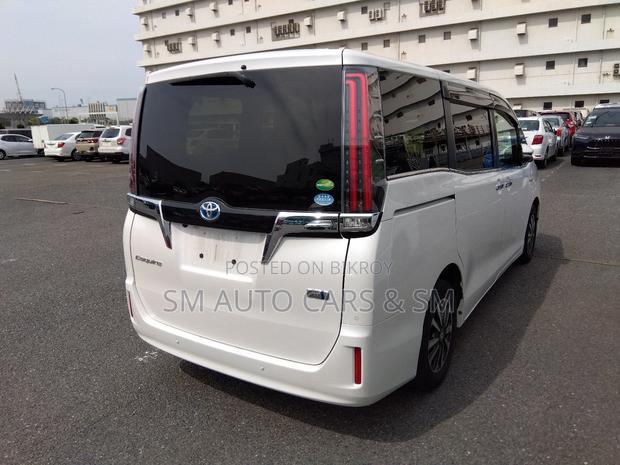 Toyota Esquire 1.8 FWD Hybrid (7 seater) 2020 Pearl