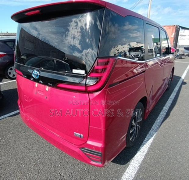 Toyota Noah 2022 Red