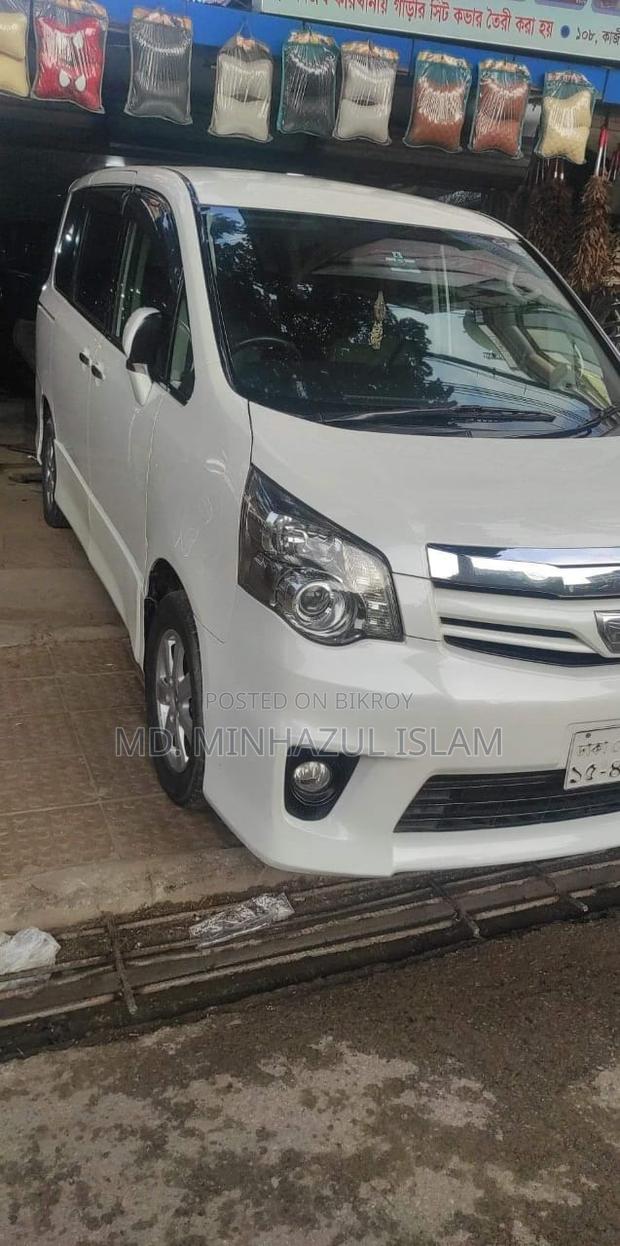 Toyota Noah 2.0 143hp AWD (8 Seater) 2011 Pearl