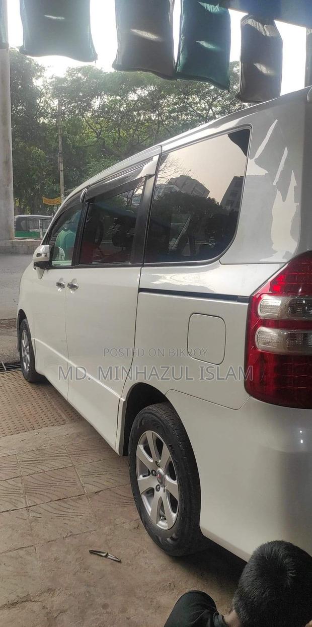 Toyota Noah 2.0 143hp AWD (8 Seater) 2011 Pearl