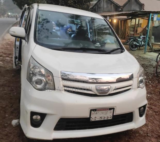 Toyota Noah 2.0 143hp AWD (8 Seater) 2011 Pearl