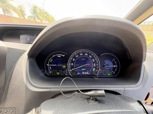 Toyota Esquire 1.8 FWD Hybrid (7 seater) 2017 Pearl