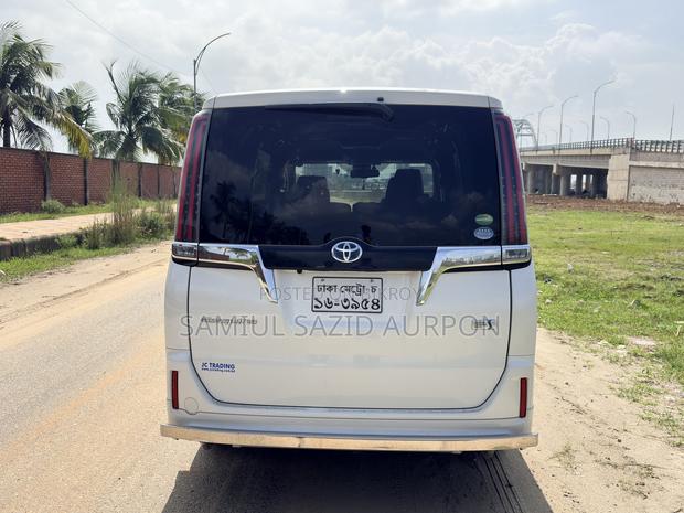 Toyota Esquire 1.8 FWD Hybrid (7 seater) 2017 Pearl